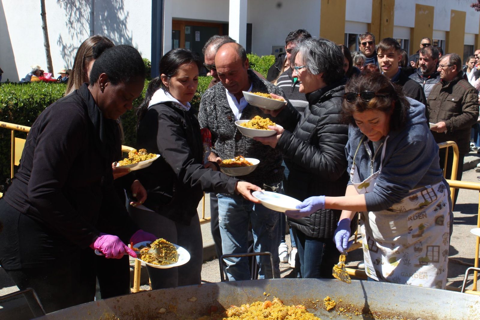 Paella en Villoria. Foto de archivo