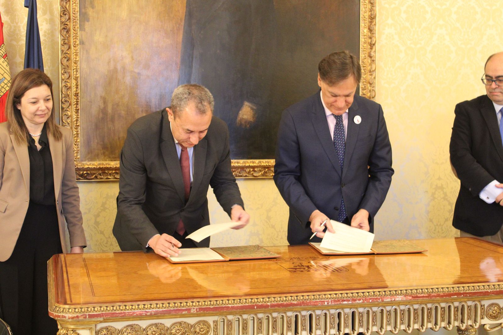 El alcalde de Salamanca y presidente de Zaldesa, Carlos García Carbayo, y el presidente del Consejo de Administración de la Autoridad del Puerto de Aveiro, Eduardo (5) el-alcalde-de-salamanca-y-presidente-de-zaldesa-carlos-garcia-carbayo-y-el-presidente-del-consejo-de-administracion-de-la-autoridad-del-puerto-de-aveiro-eduardo-5