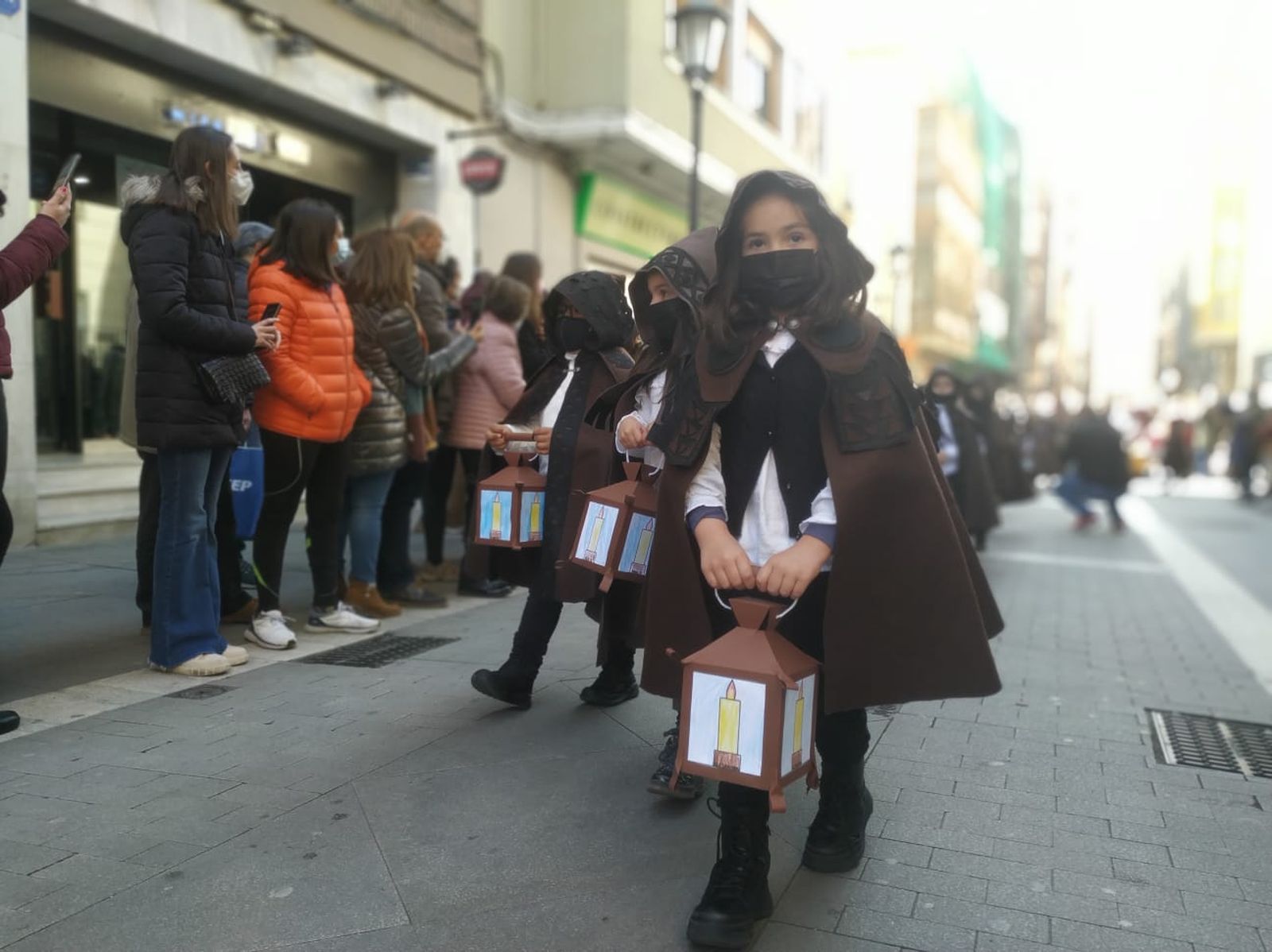 los-escolares-de-la-medalla-milagrosa-sacan-la-semana-santa-a-la-calle-14