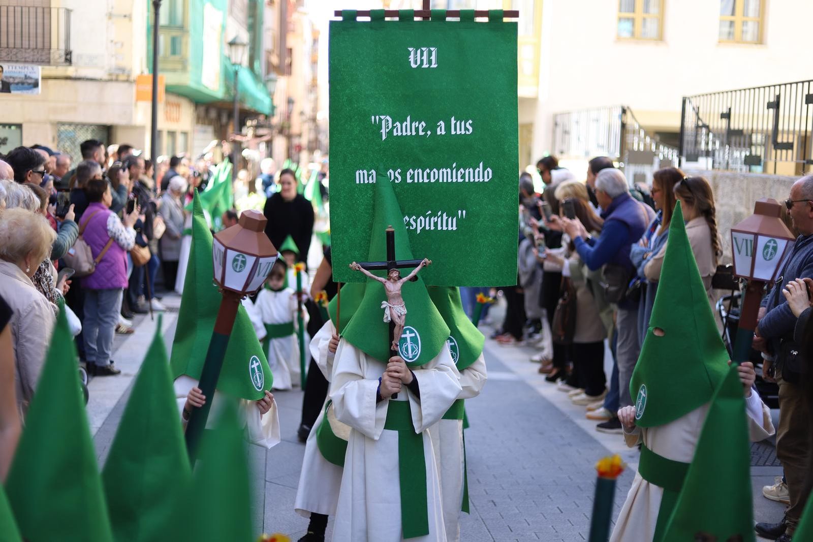 Escolares zamoranos han recorrido las calles escenificando la Semana Santa
