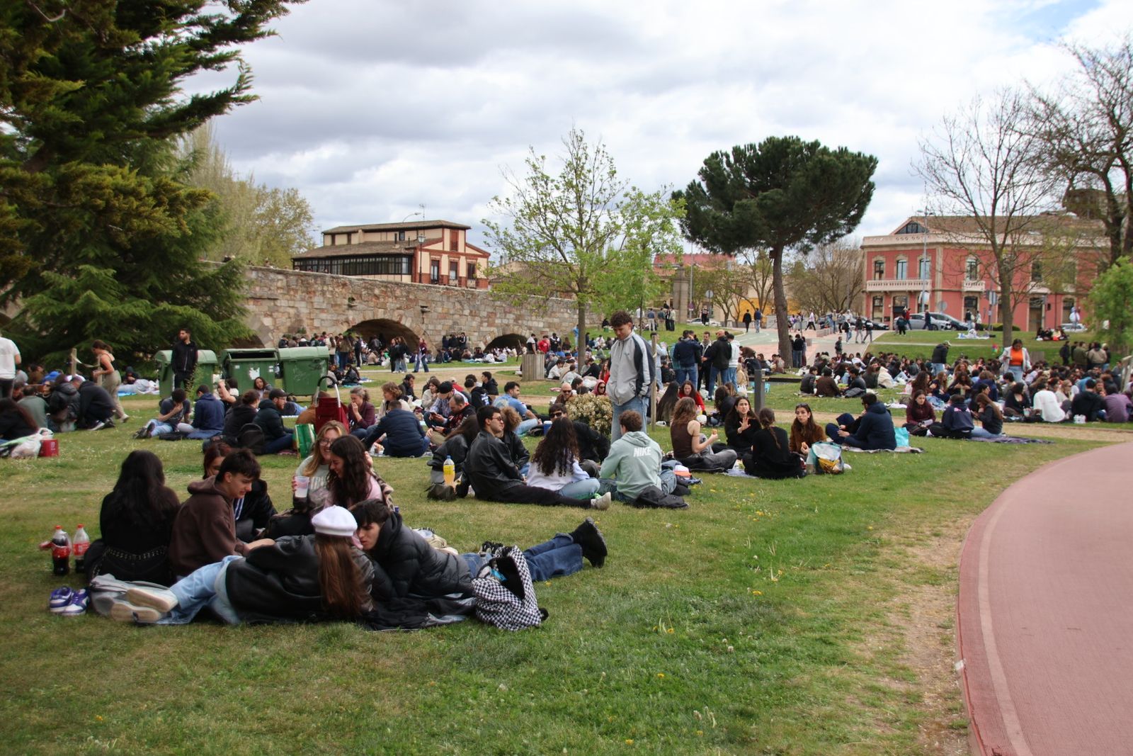 Un multitudinario Lunes de Aguas en Salamanca llena la ribera del Tormes