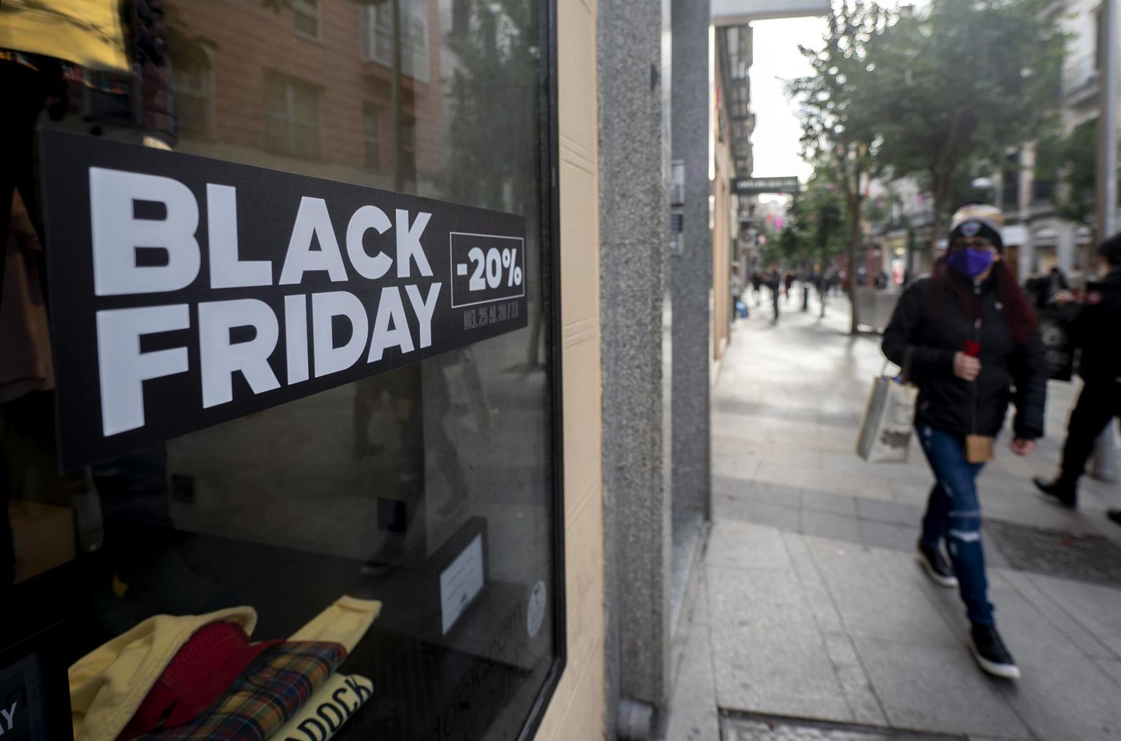 Un cartel publicitario anuncia rebajas con motivo del Black Friday. Europa Press   Archivo
