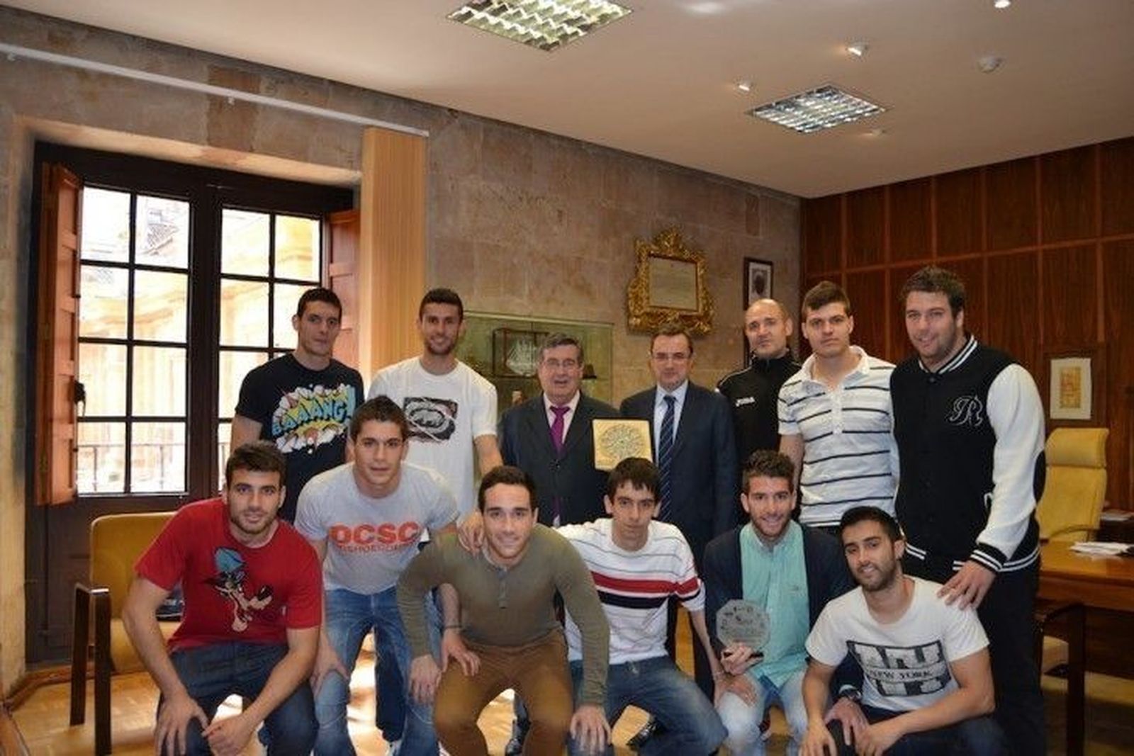 El equipo de fútbol sala de la Universidad Pontificia entrega el galardón del Trofeo Rector