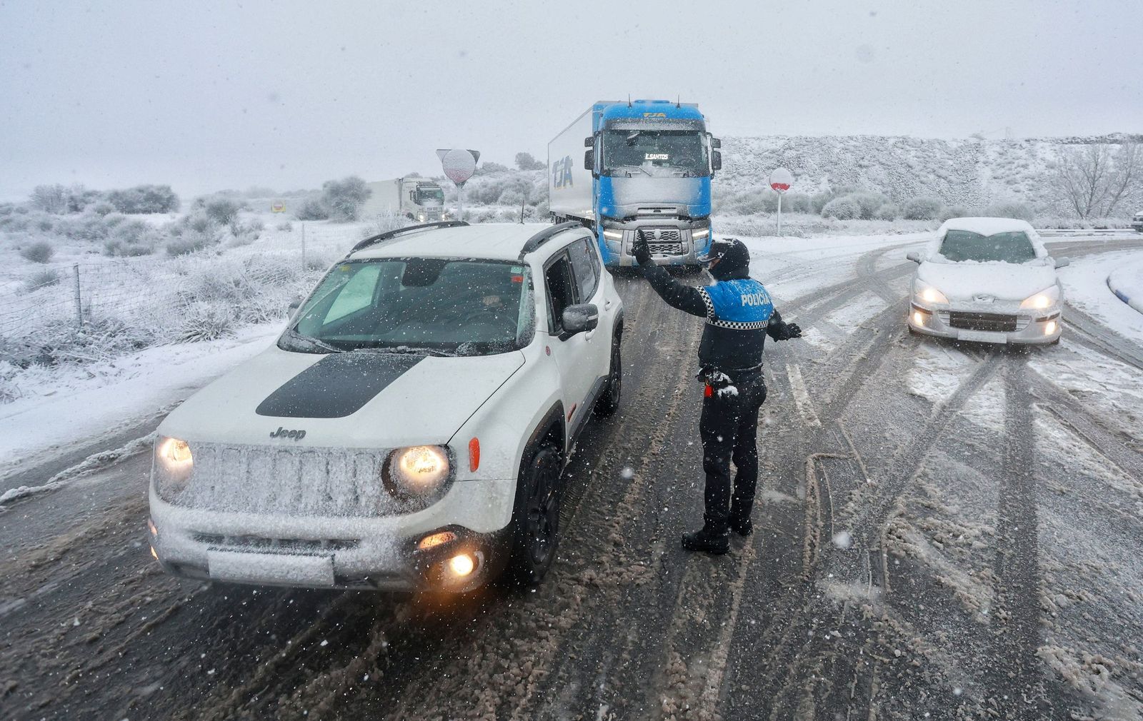 Nieve en la A-66, entre Guijuelo y Bejar