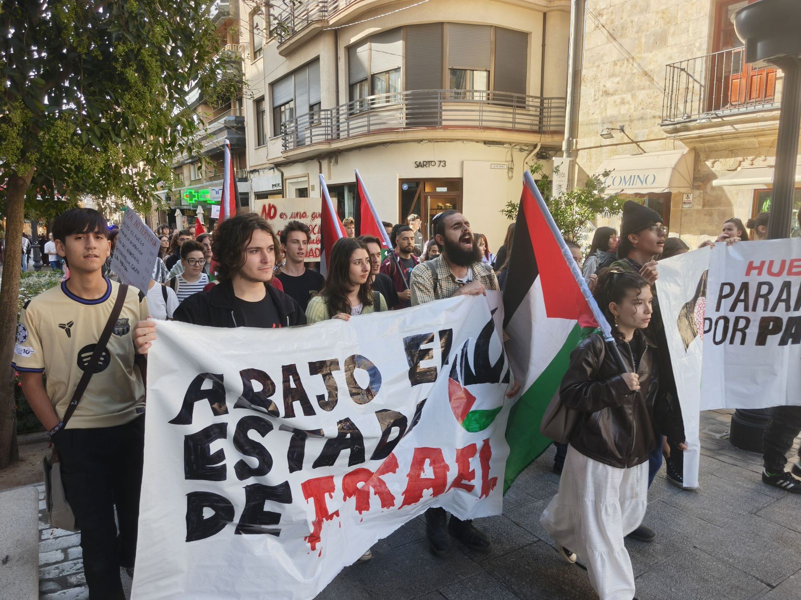 Los estudiantes de Salamanca recorren Salamanca alzando la voz por Palestina