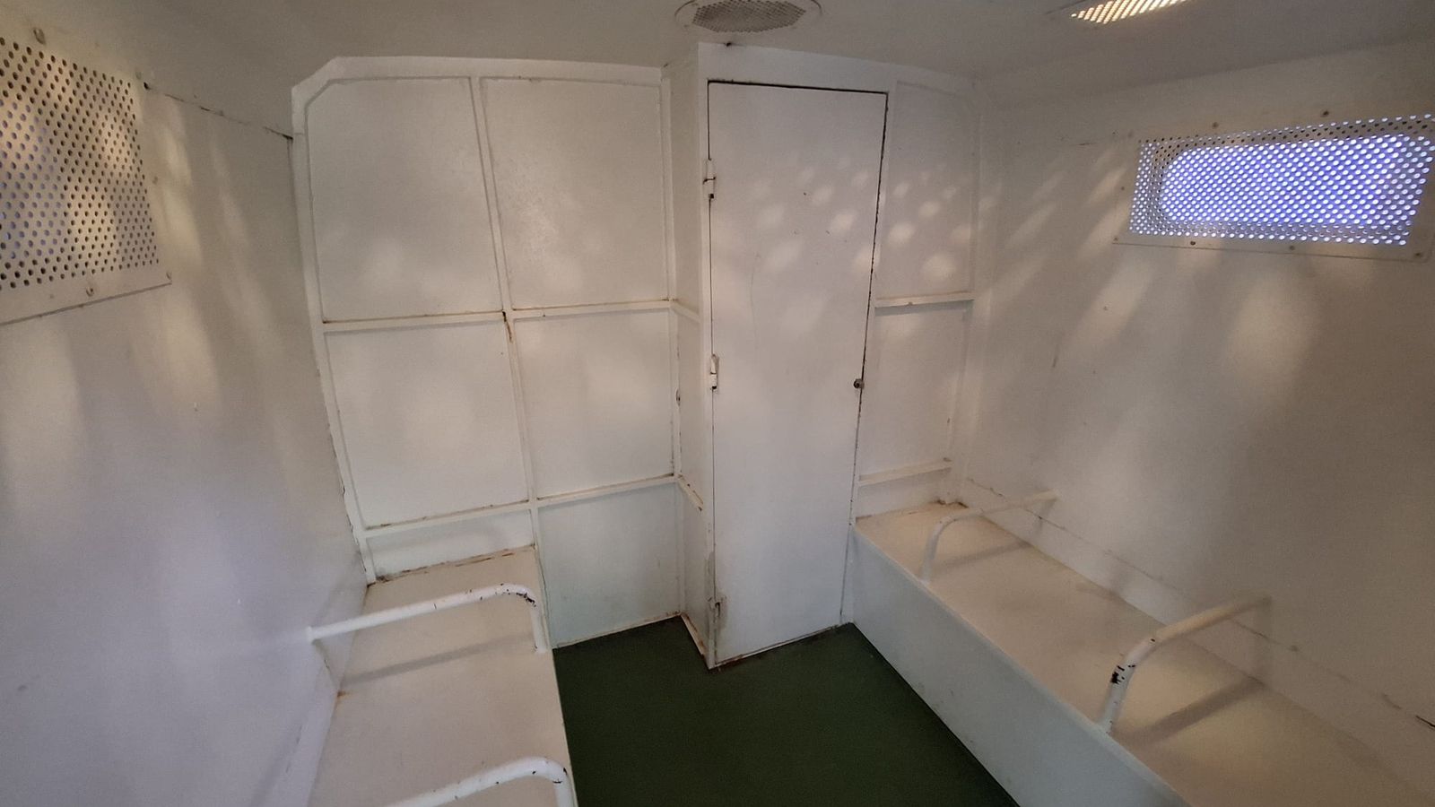 Interior de uno de los furgones de la Guardia Civil que trasladan presos y detenidos sin cinturones de seguridad