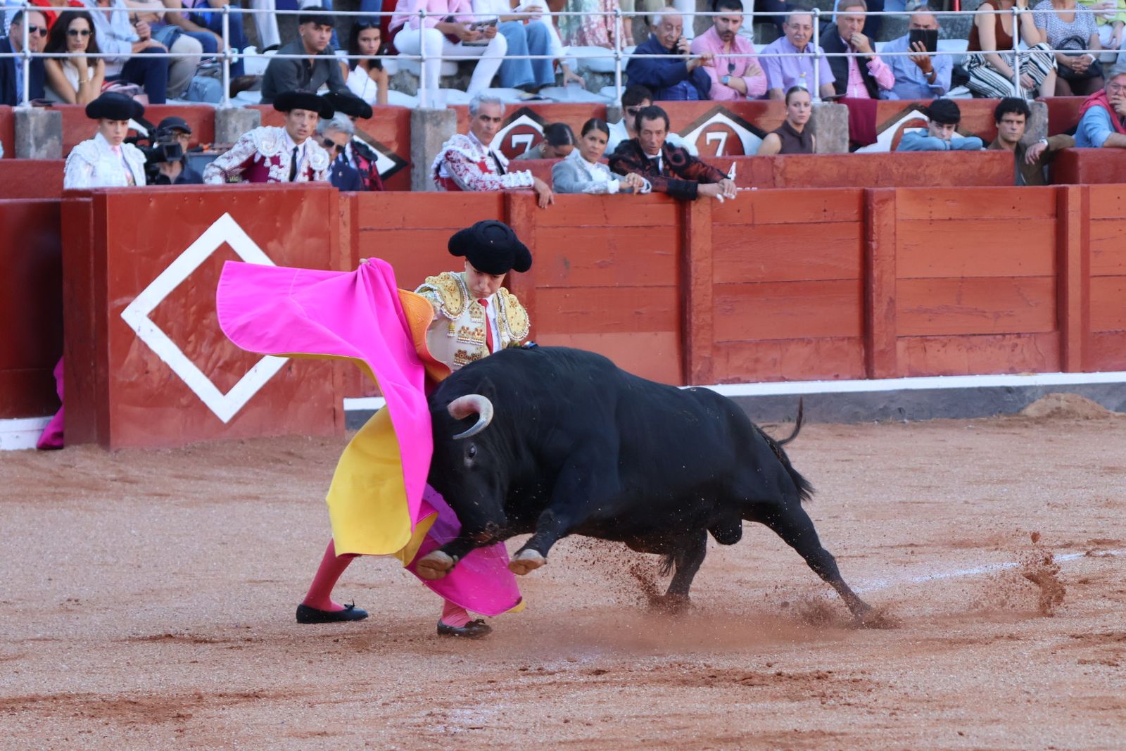 La Glorieta revive el aroma de la feria taurina con el primer festejo: Lea Vicens, Raquel Martín y Olga Casado