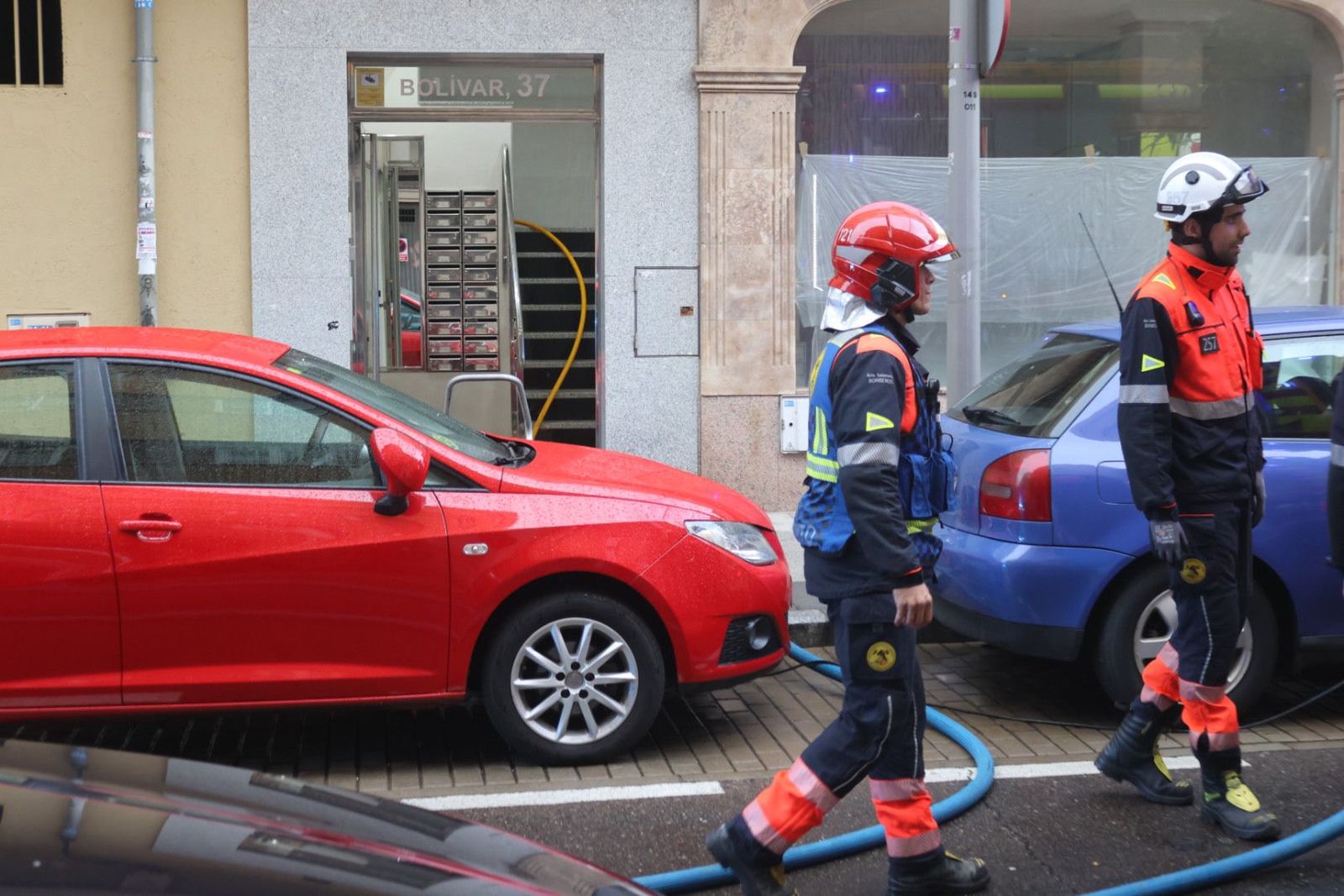 El incendio de un patinete eléctrico provoca el desalojo de un edificio en la calle Bolívar