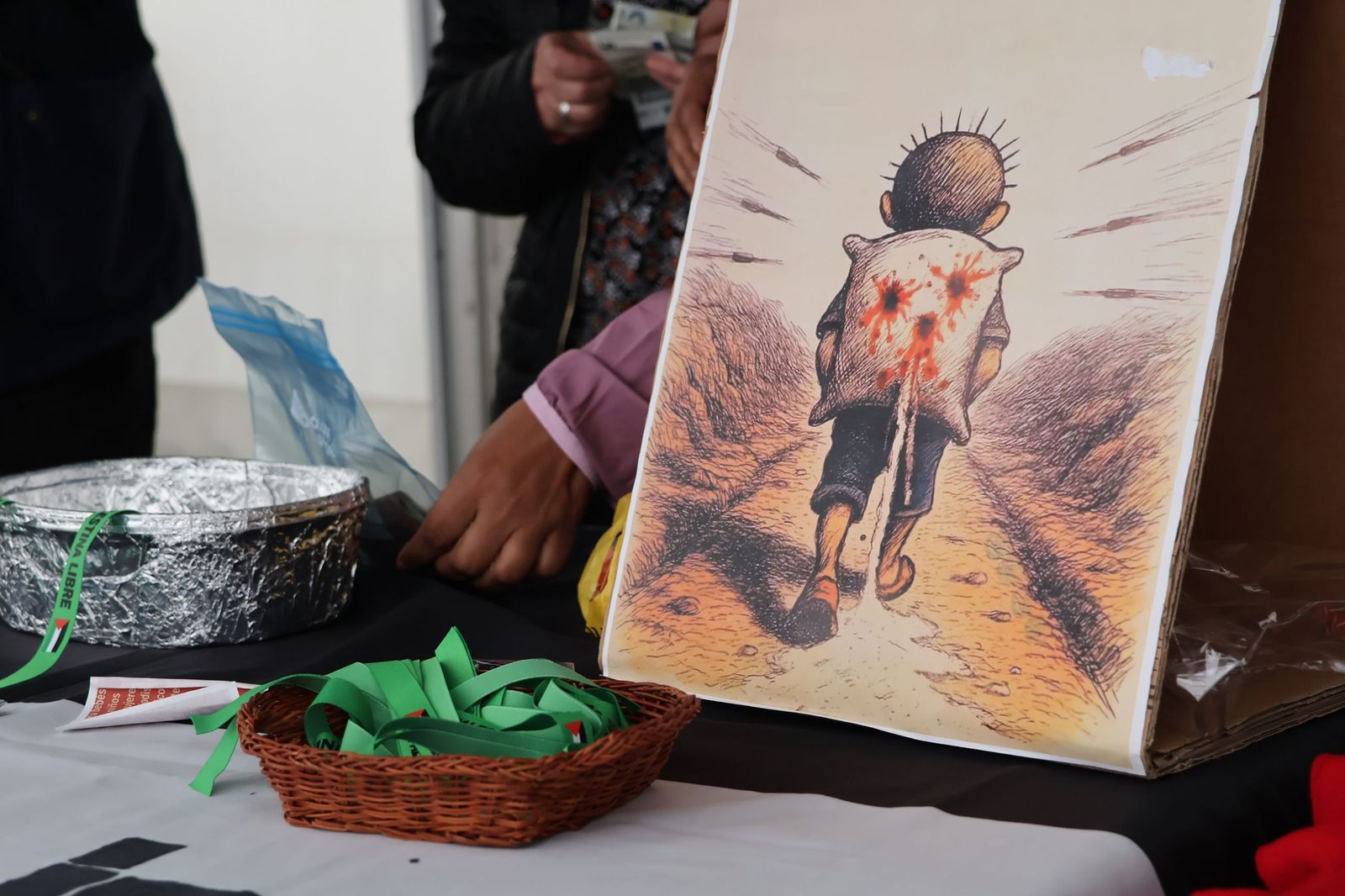 GALERÍA | Inauguración del mercadillo solidario en la Plaza Mayor de Zamora en apoyo al pueblo palestino