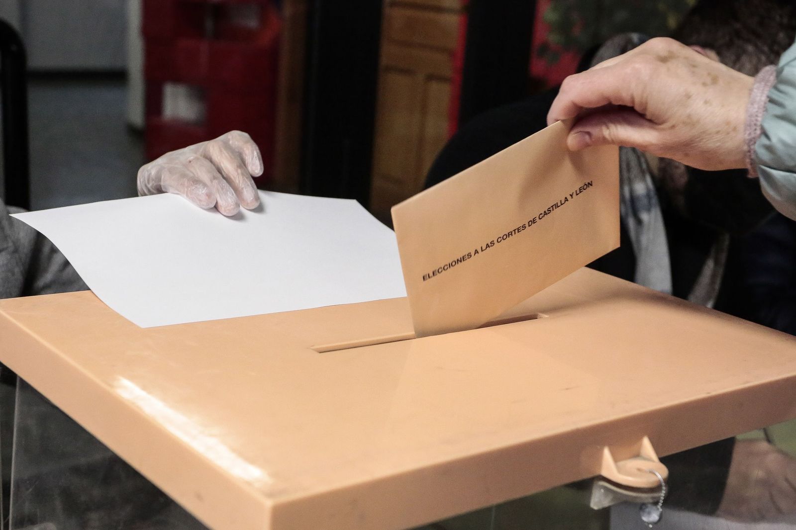 Un votante deposita su sobre en la urna en las pasadas elecciones autonómicas de Castilla y León