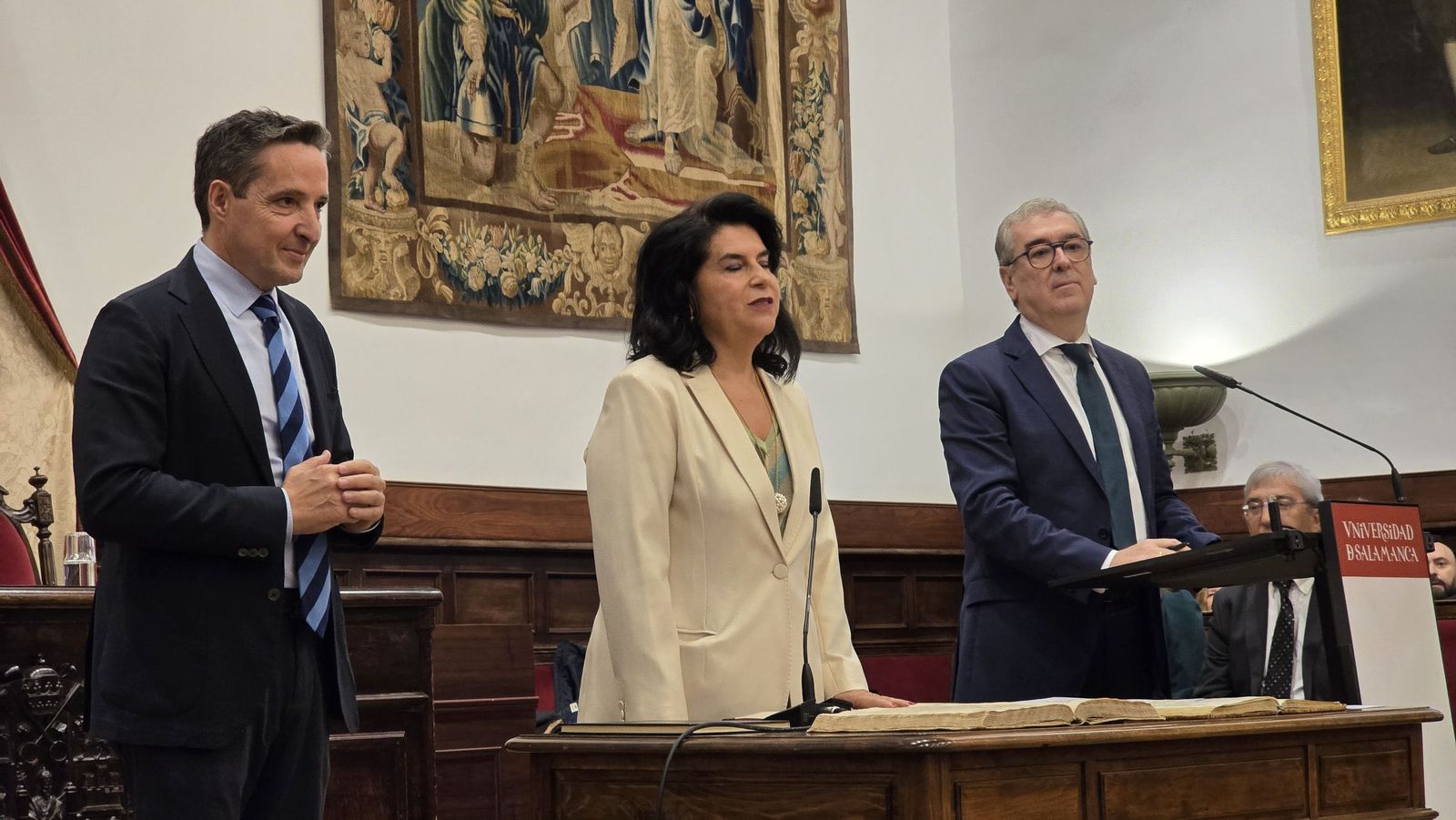 El rector de la Universidad de Salamanca preside el acto de toma de posesión de nuevos cargos académicos y del personal docente e investigador