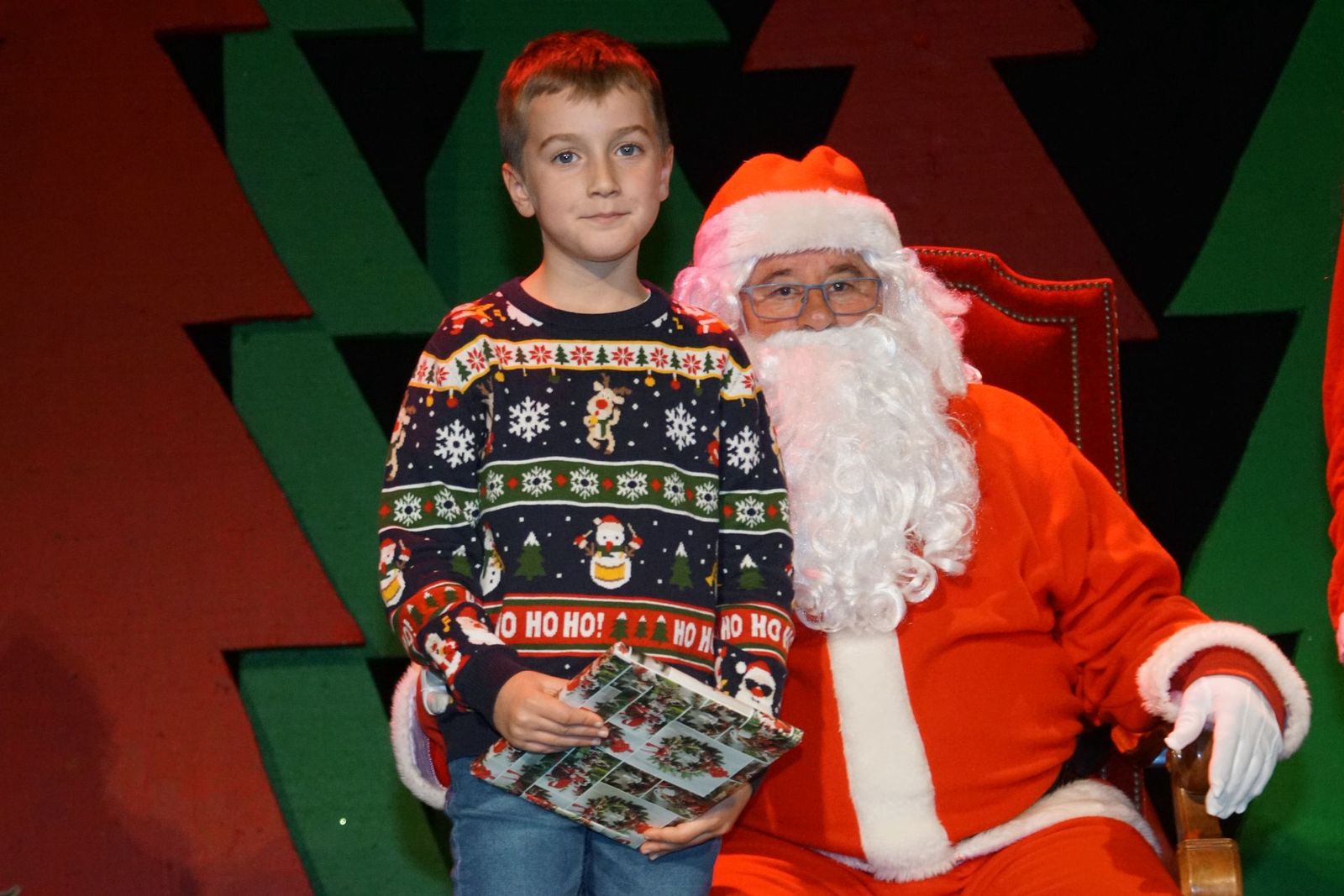Papá Noel recorre las calles de Alba de Tormes y entrega regalos a los niños