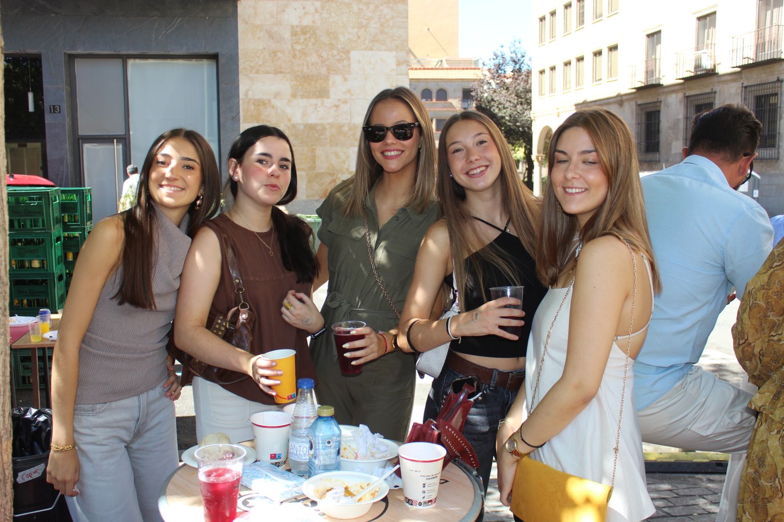 Ambiente en la Feria de Día en el mediodía de este domingo