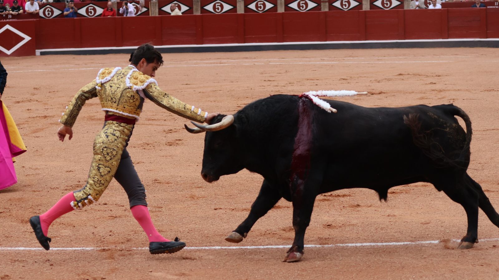 Ismael Martín parando a uno de sus toros tras el bullicioso tercio de banderillas