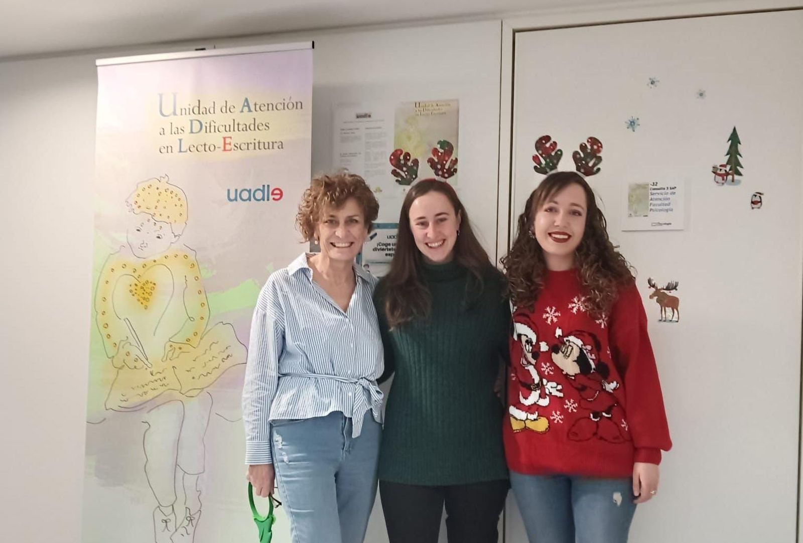 Mercedes I. Rueda, directora de la UADLE, junto a dos colaboradoras