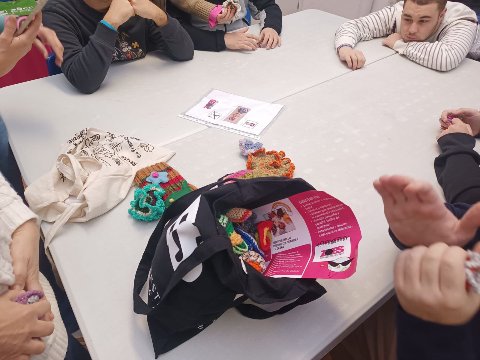 La Asociación ZOES entrega juegos hiperbólicos y manguitos tejidos a ganchillo con lana a entidades sociales de Salamanca