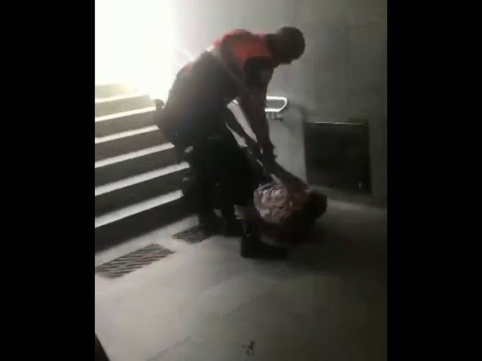 HASTA LOS COJONES ME TIENES" SEGURIDAD DEL METRO LANZA A HOMBRE POR LAS ESCALERAS