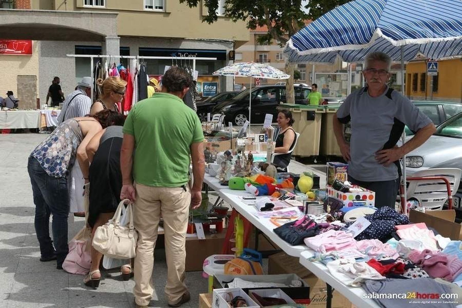 La Plaza de la Constitución acoge este domingo otra edición de Trastos y Zaleos, la feria de ocasión y segunda mano
