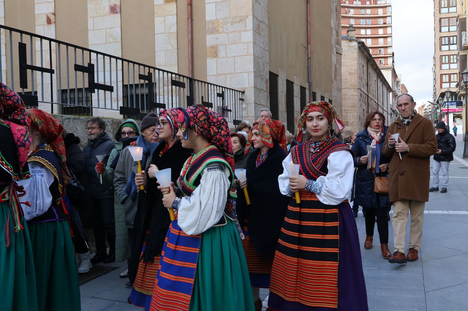 GALERÍA Los niños salen en procesión de las Candelas en Zamora