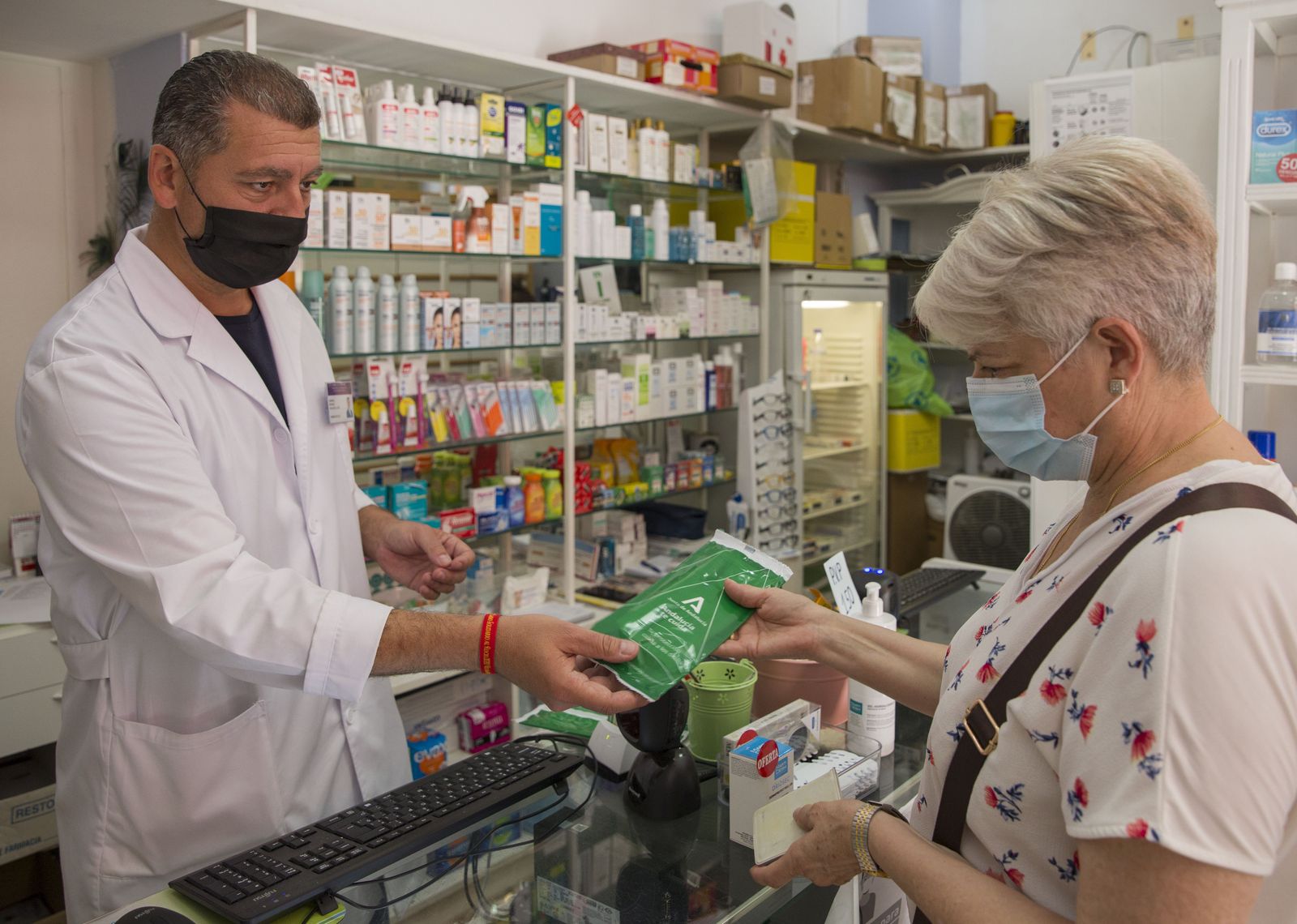 Una mujer adquiere las mascarillas gratuitas que la Junta de Andalucía en una imagen de archivo.