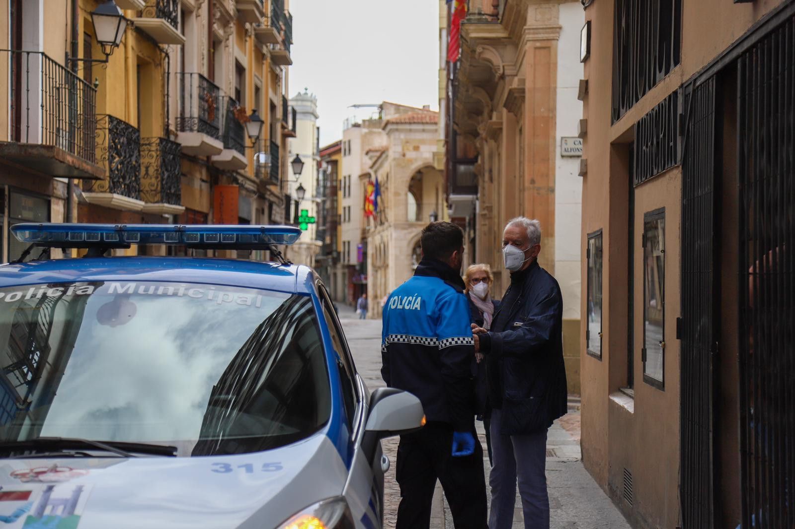 Dos personas charlan con una agente de la Policía Local de Zamora