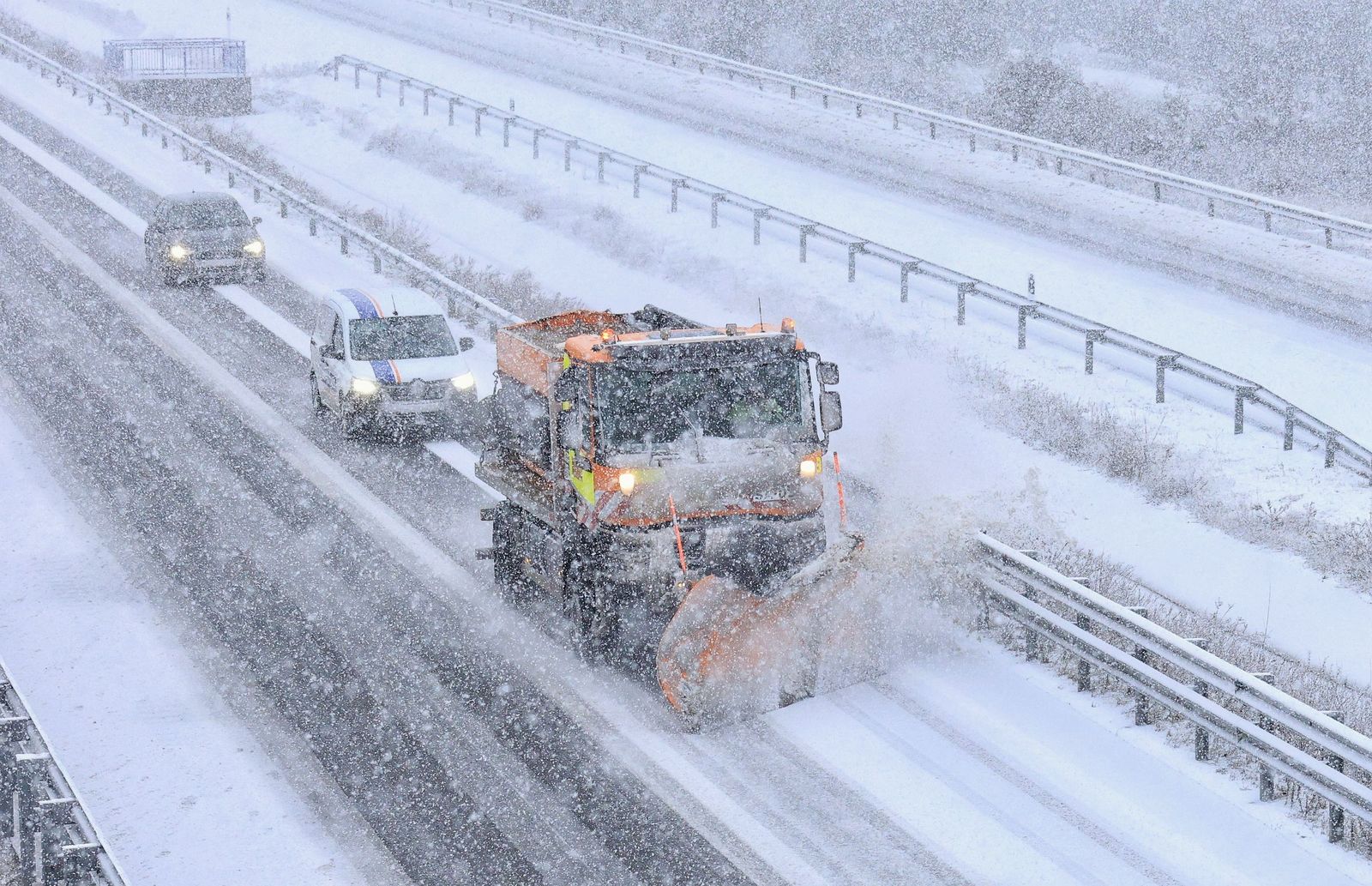 Nieve en la A-66, entre Guijuelo y Bejar