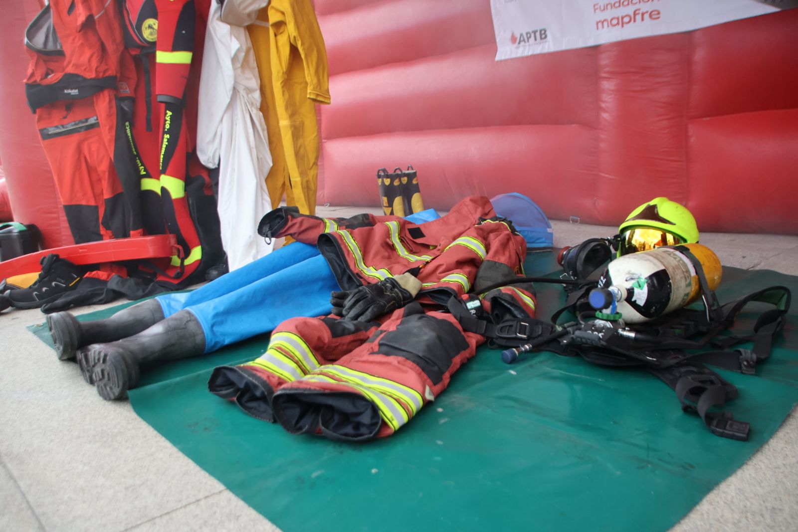 Talleres de prevención de incendios y primeros auxilios y una muestra de vehículos y material de bomberos