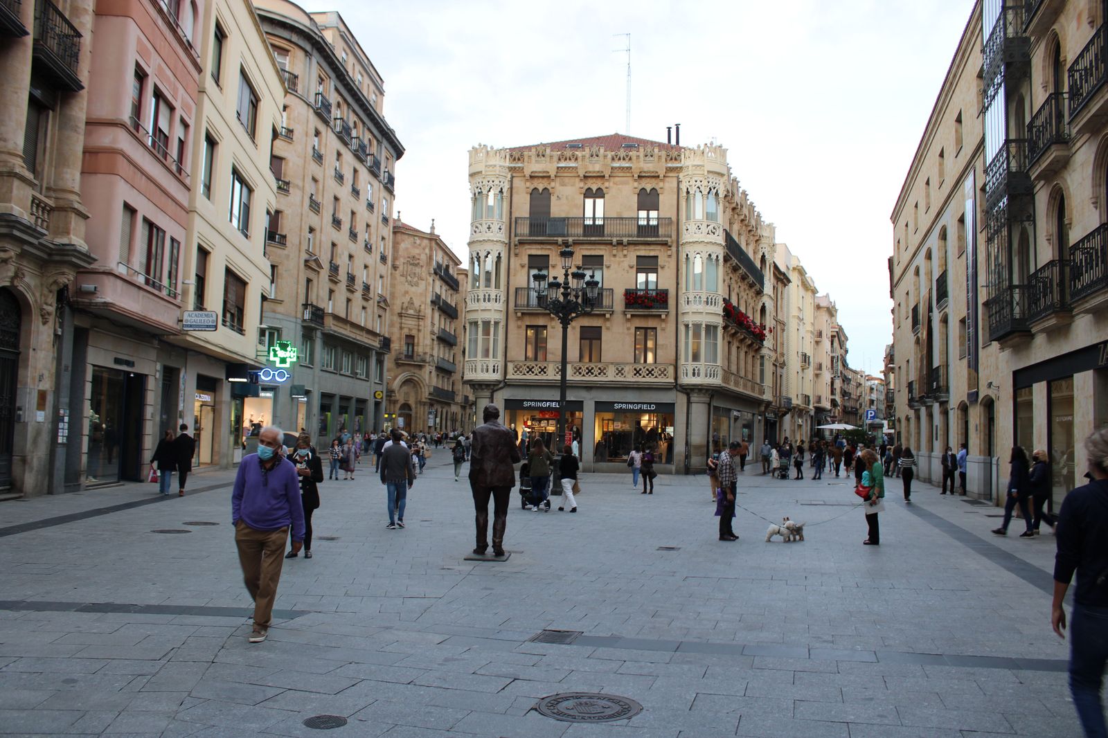Gente paseando por la calle Toro