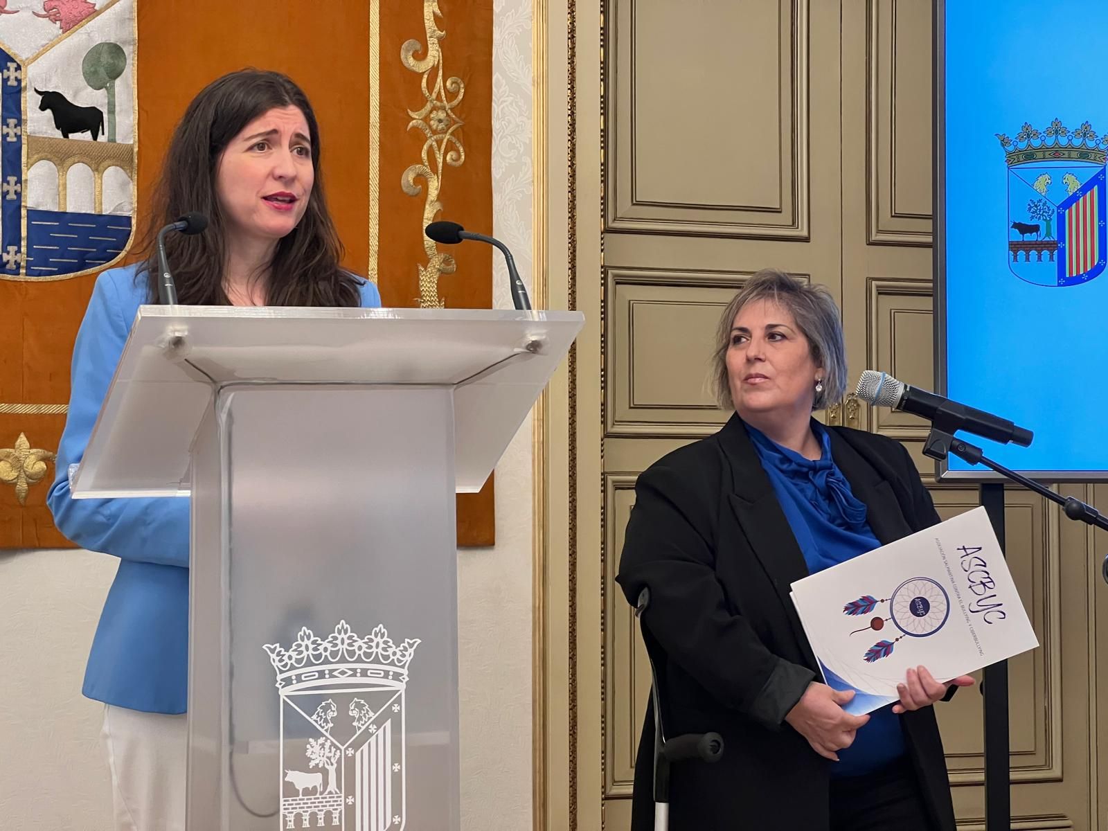 Miryam Rodríguez, concejala de Familia en el Ayuntamiento de Salamanca, junto con Carmen Guillén, presidenta de ASCBYC