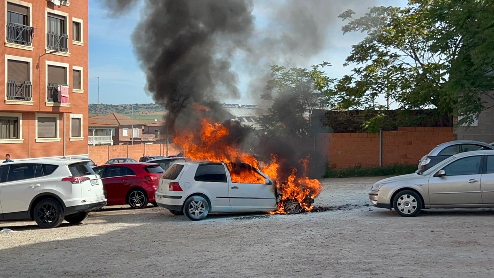 Incendio de un coche en Alba de Tormes