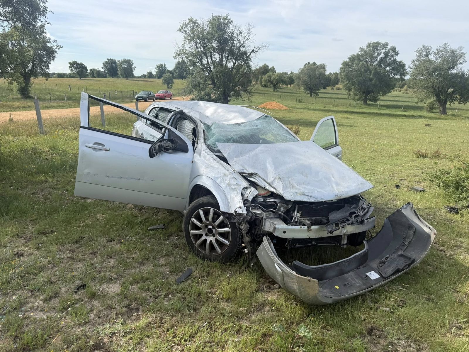 Rescatan a una joven atrapada en su coche en un camino forestal de Zamayón