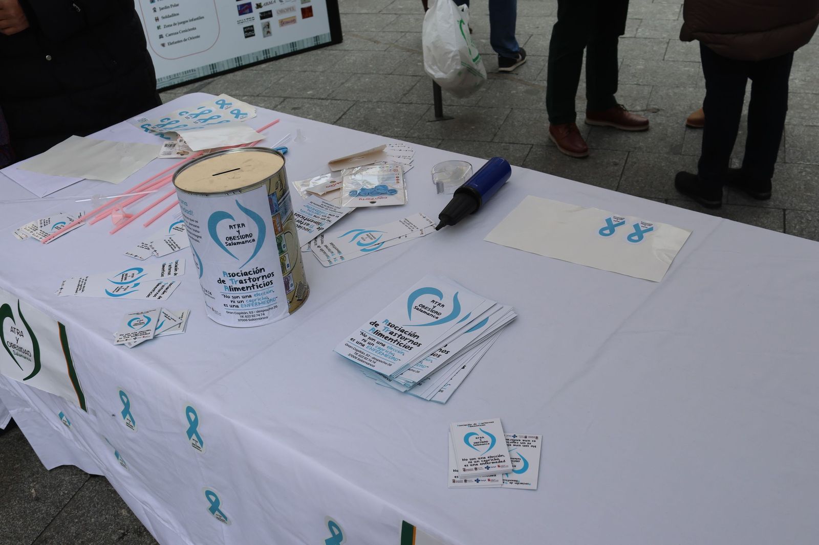 Mesa de información de la Asociación de Trastornos Alimentarios y Obesidad de Salamanca