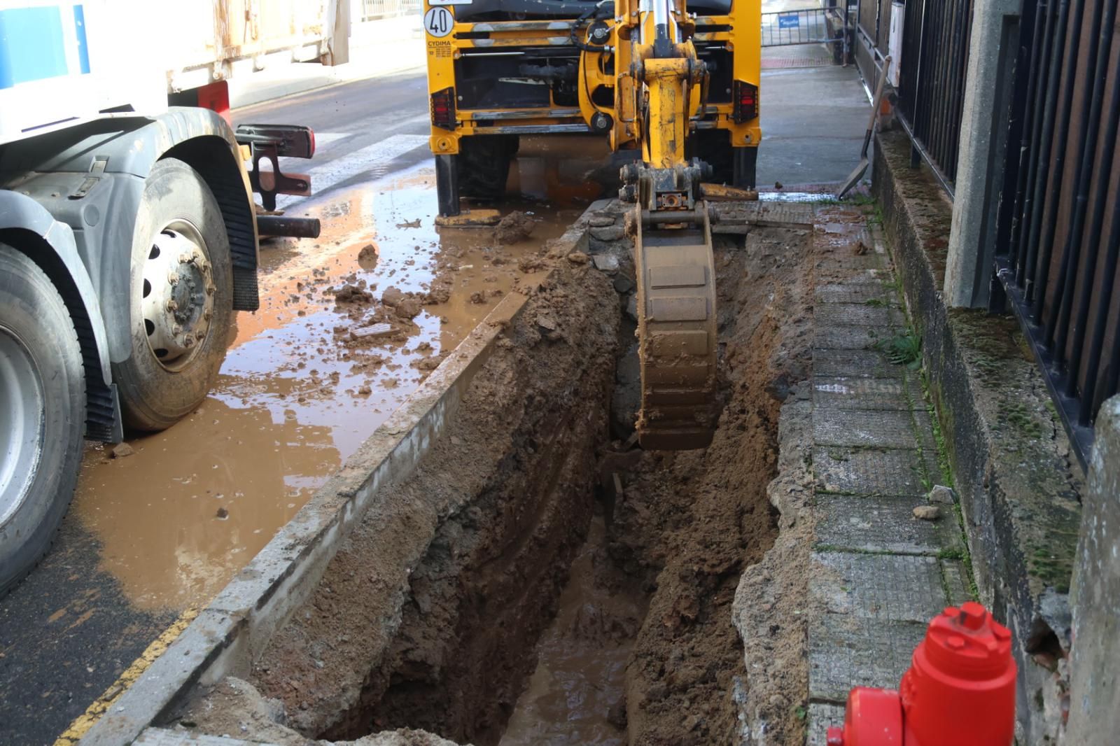 Un reventón de tubería en El Montalvo causa estragos durante la mañana de este domingo