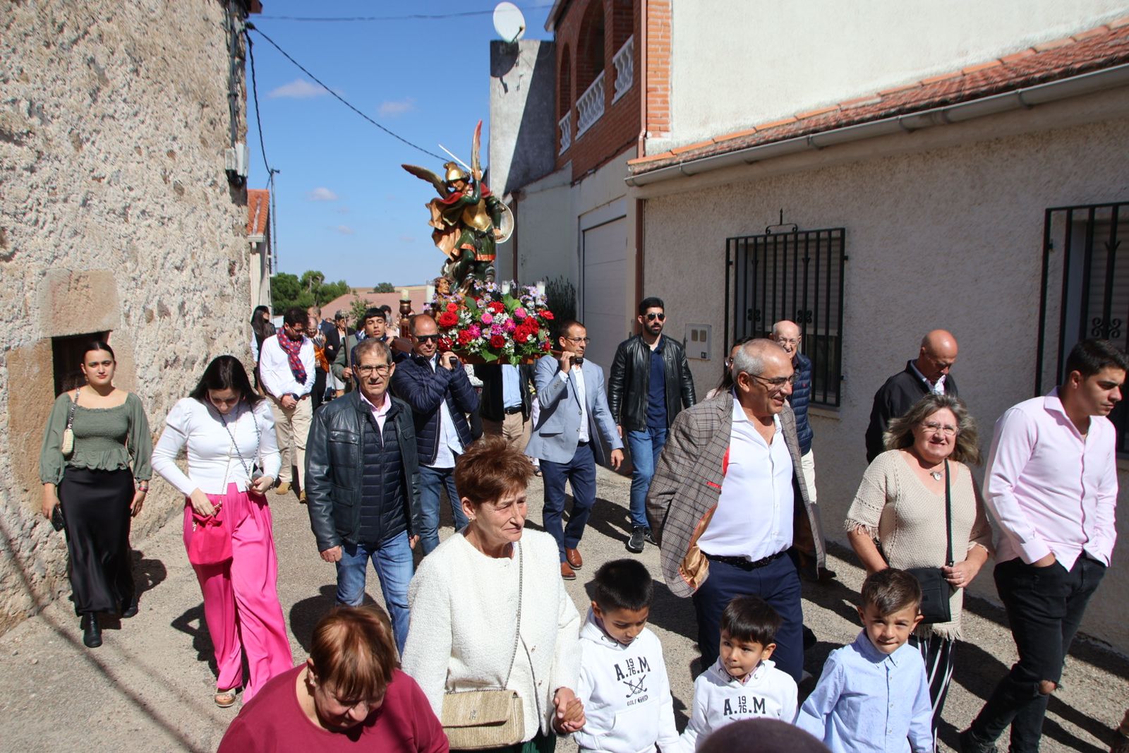 Misa en honor a San Miguel y bailes charros