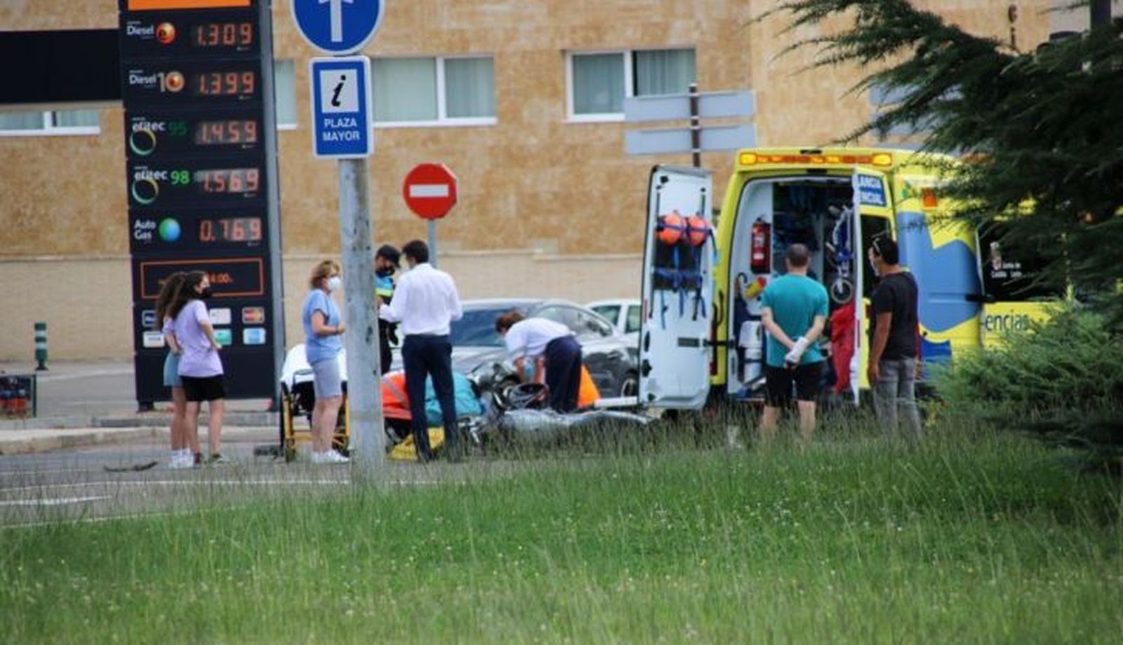 Accidente de una moto y un turismo en la avenida Raimundo de Borgoña