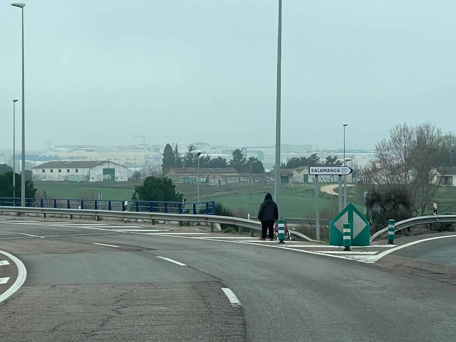 El hombre se encontraba paseando por la rotonda del E'Leclerc