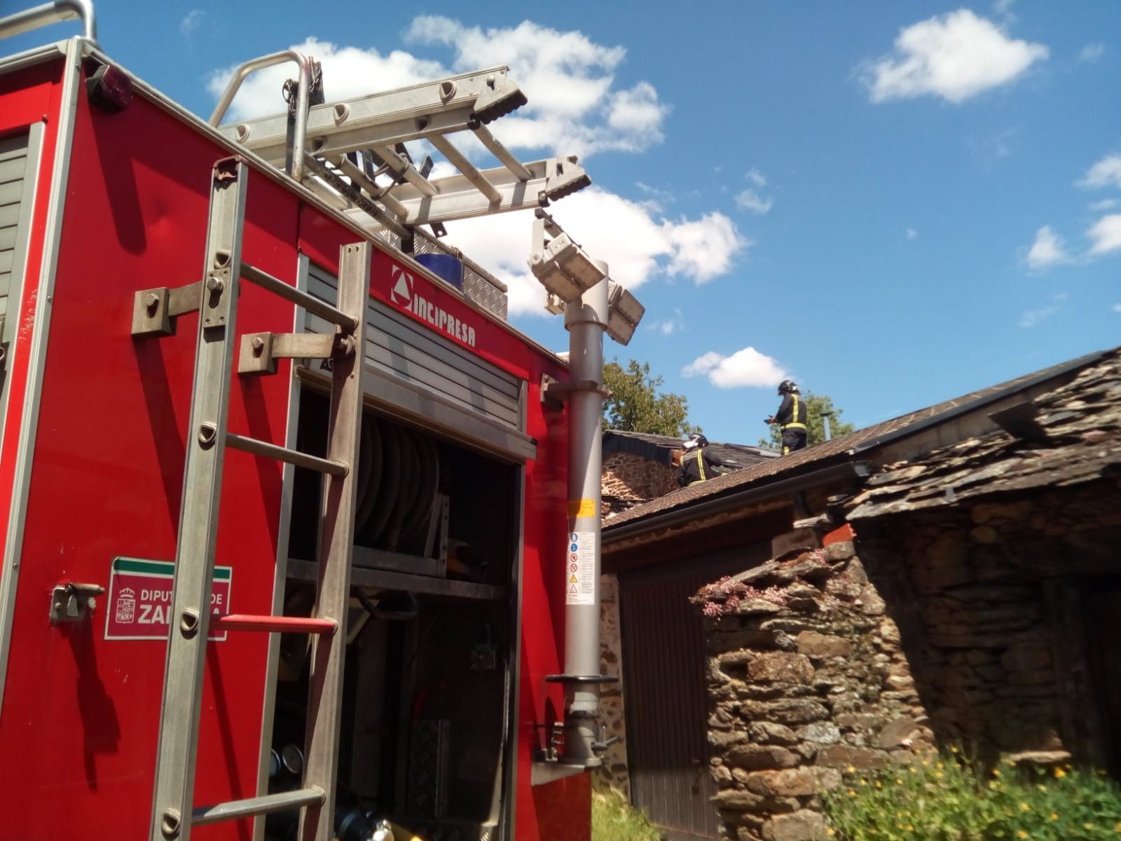 Los bomberos sofocan un fuego en una vivienda de Sanabria provocado por la barbacoa de la casa colindante