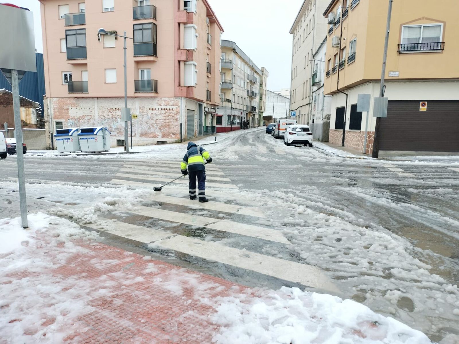 Guijuelo se tiñe de blanco por las nieves de Salamanca y los operarios del Ayuntamiento trabajan en labores de mantenimiento
