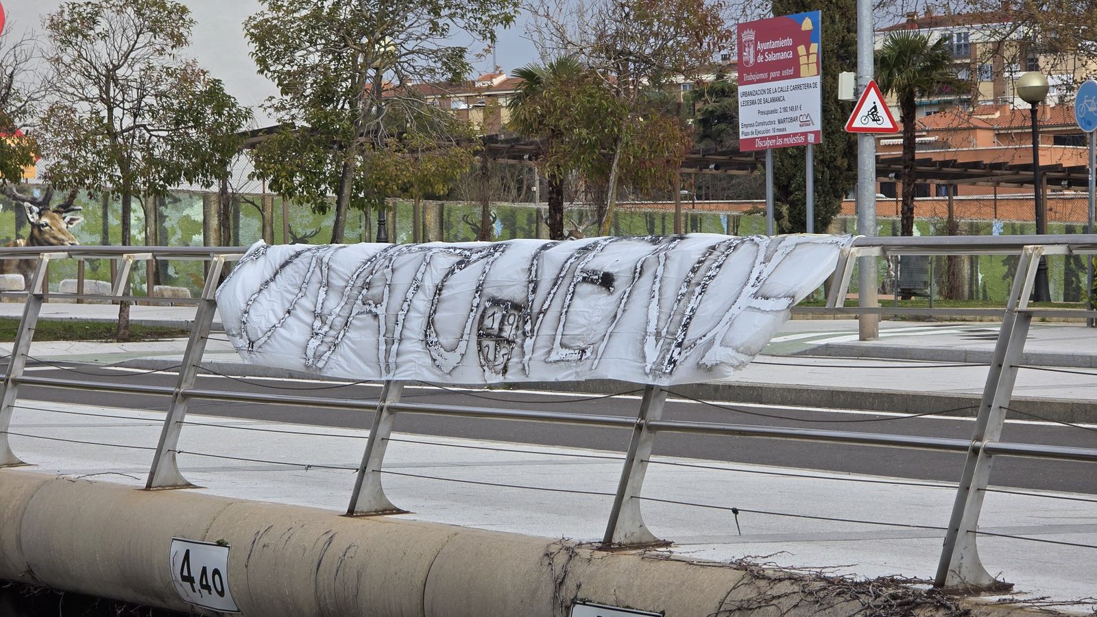 Pancarta con el mensaje "Lovato vende" situada en la avenida de Salamanca