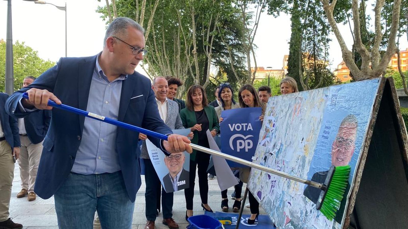 El candidato a la alcaldía del Partido Popular, Jesús María Prada, pegando simbólicamente su cartel