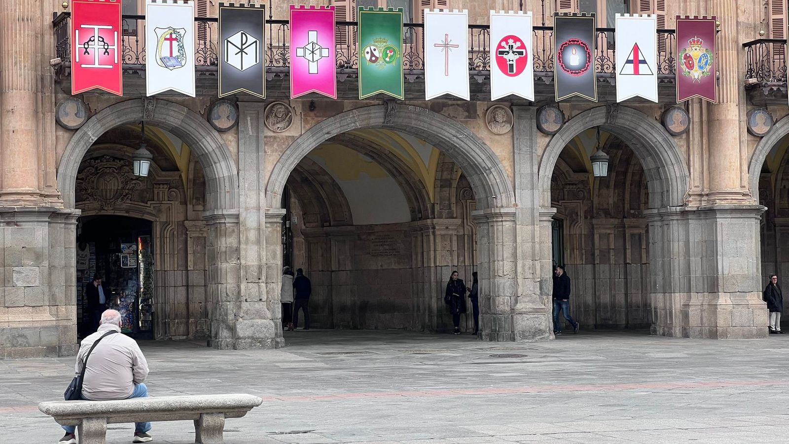Reposteros en los balcones de la Plaza Mayor para la Semana Santa de Salamanca 2026