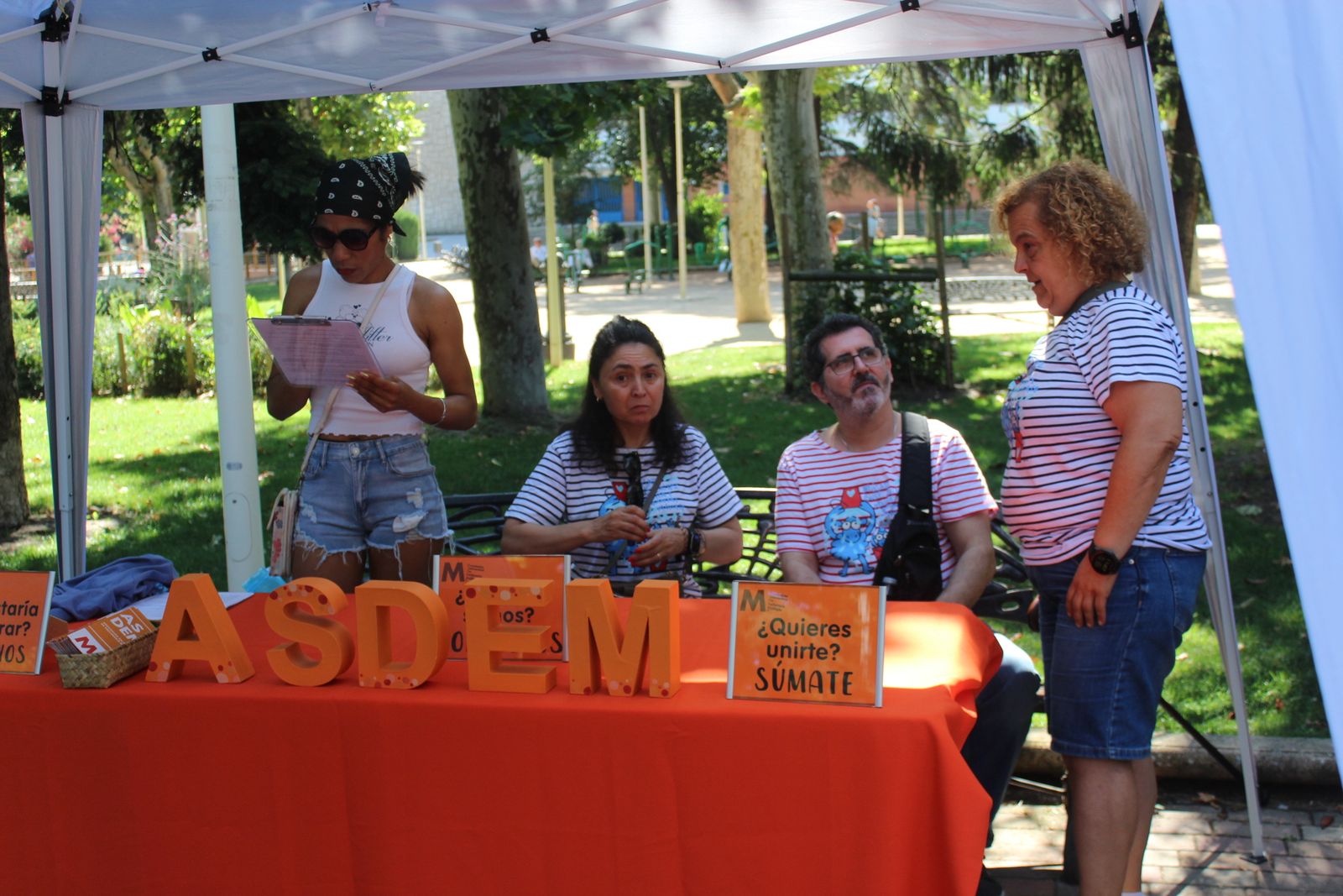 El concejal de Participación Social, Roberto Martín, asiste a la celebración de una nueva edición de la campaña ‘Mójate por la Esclerosis Múltiple’ de ASDEM.