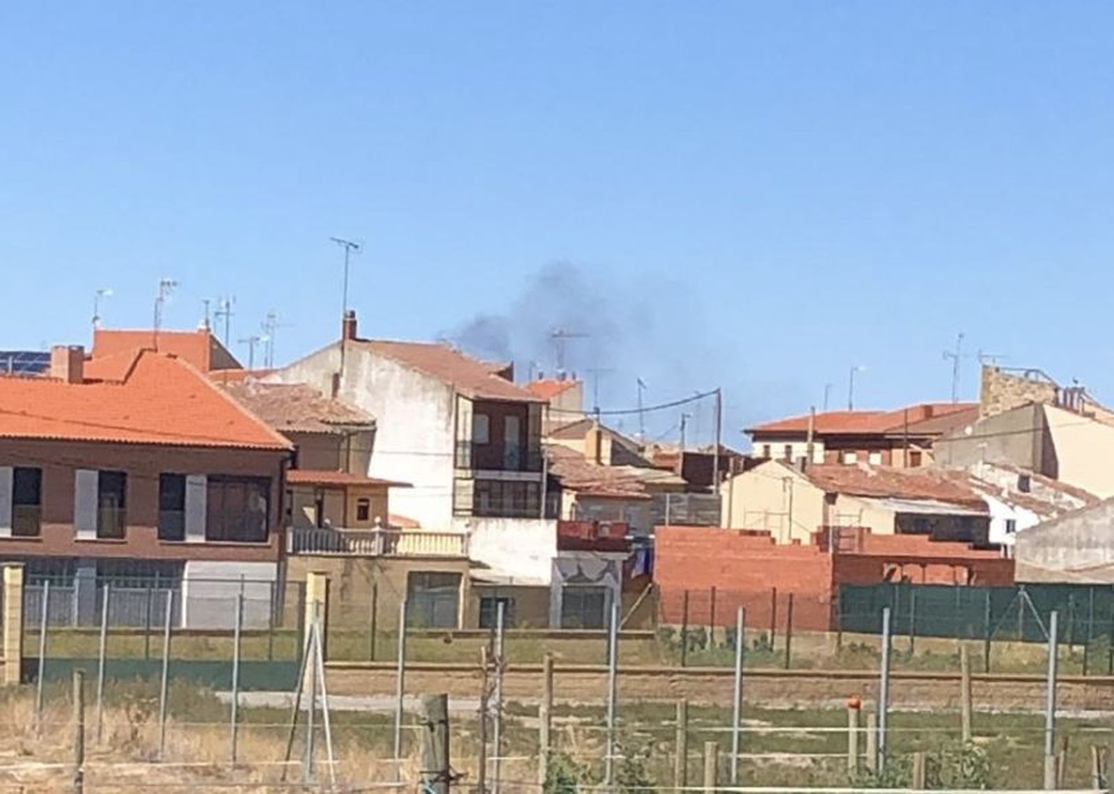 Columna de humo vista desde Villalpando. FOTO INFOCYL