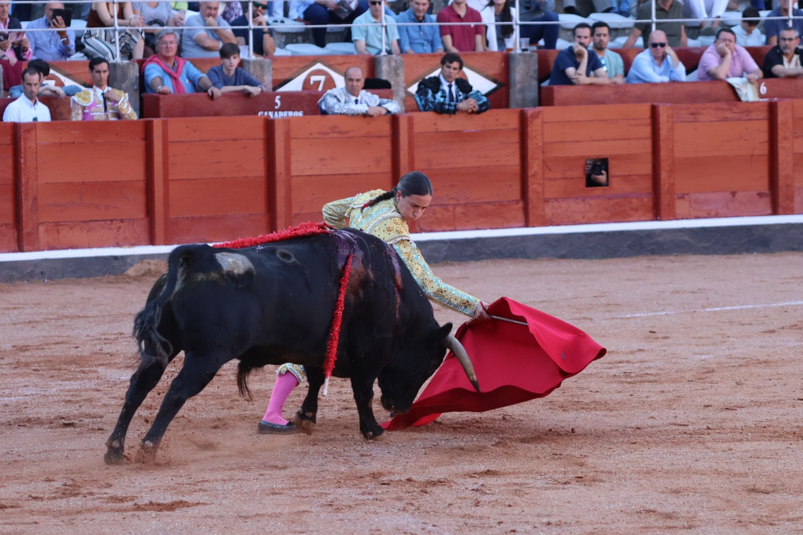 La Glorieta revive el aroma de la feria taurina con el primer festejo: Lea Vicens, Raquel Martín y Olga Casado
