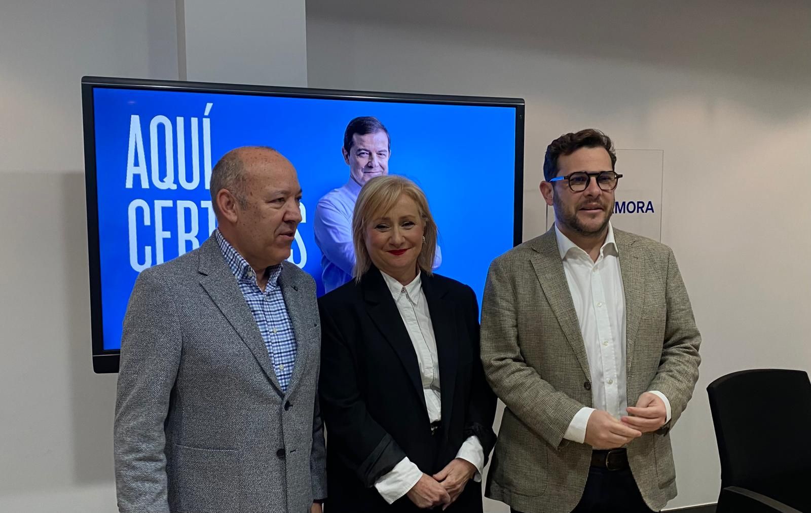 José María Barrios, Leticia García y Víctor López de la Parte en el desayuno informativo