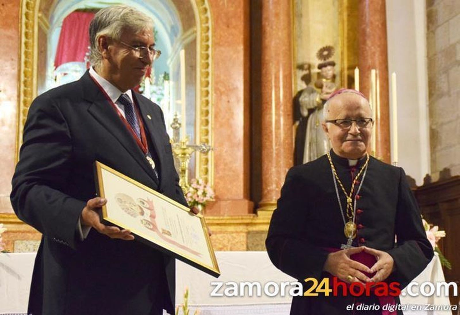La Concha distingue al obispo con la medalla de oro de la Cofradía