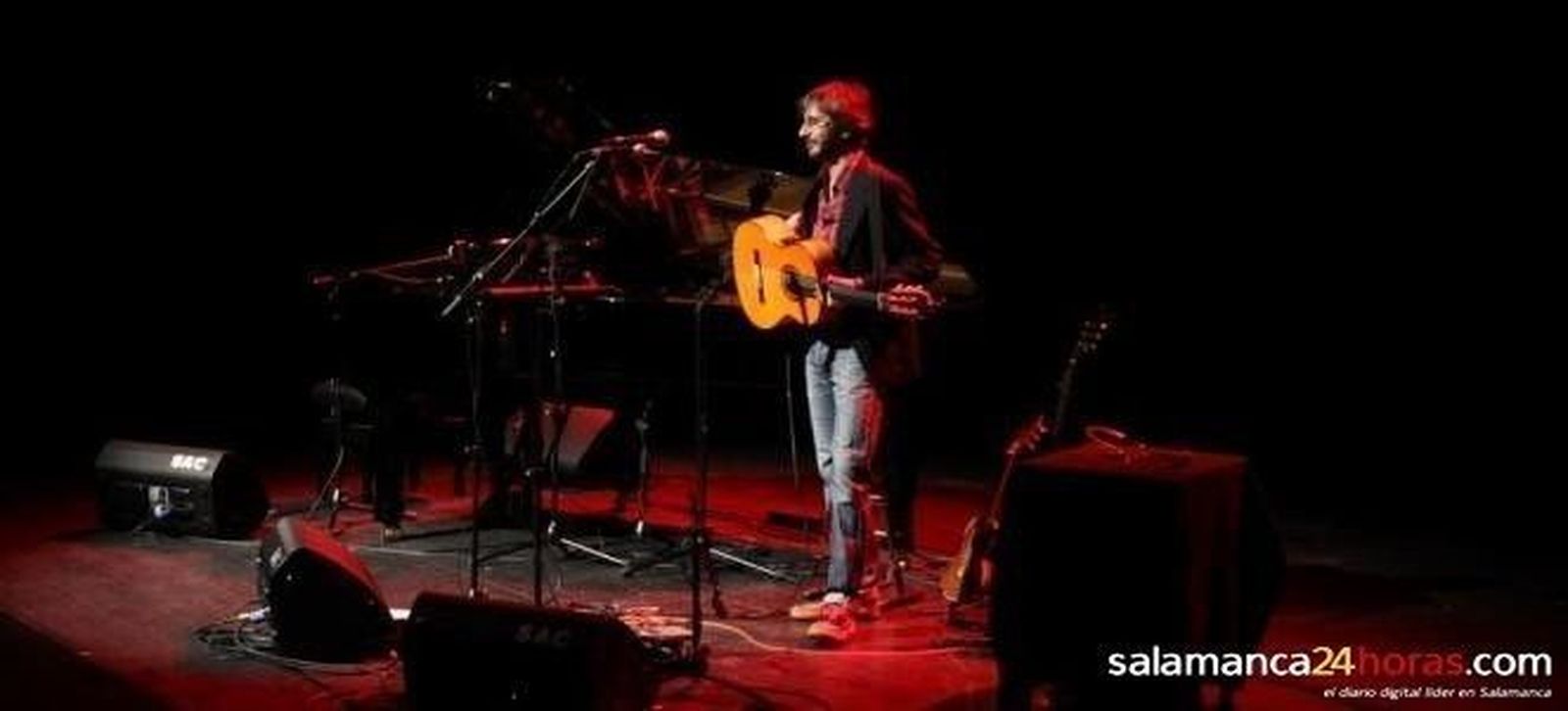 El cantante Xoel López ofrece un concierto en el Teatro Juan del Enzina