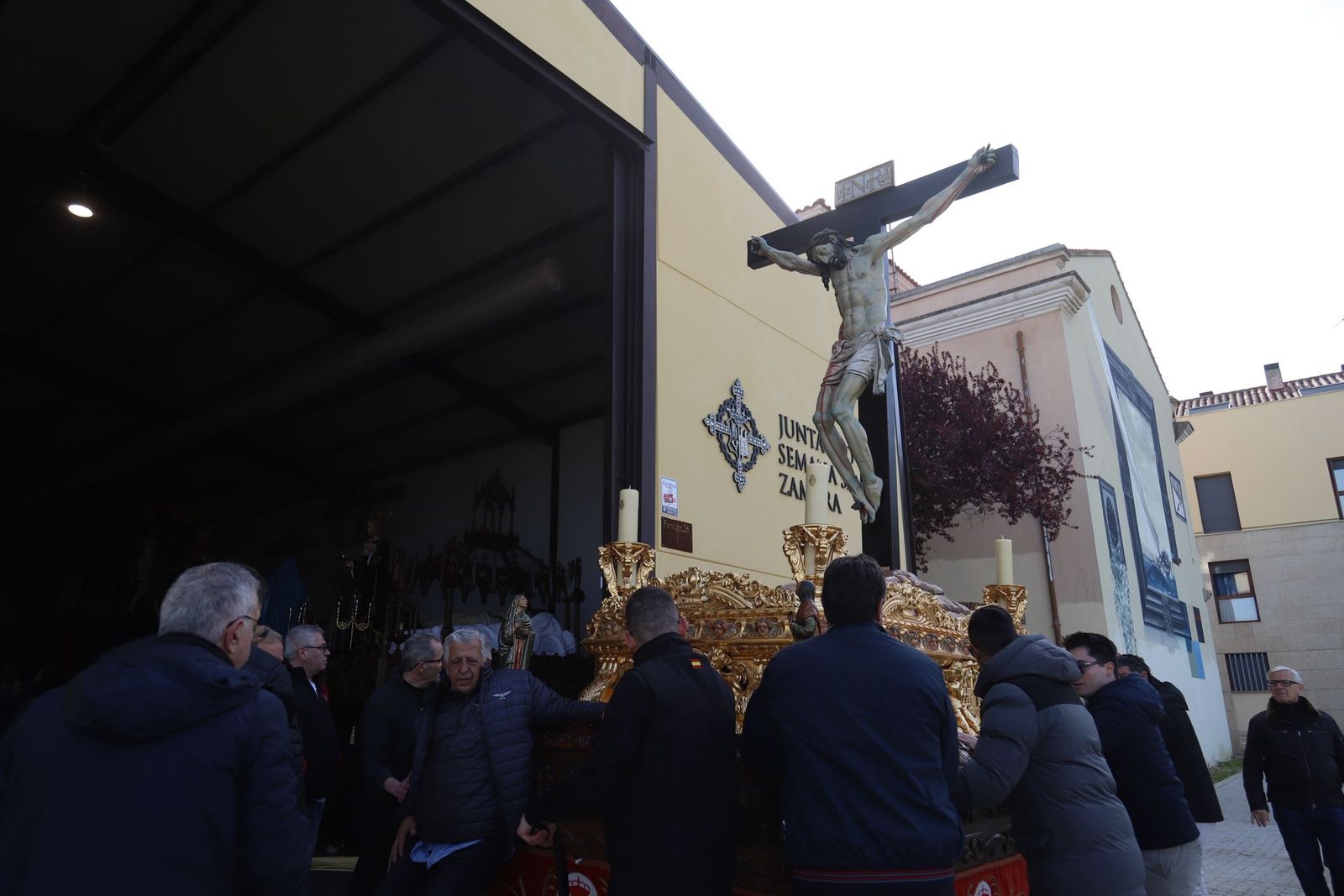 GALERÍA | Colocación del Cristo de las Injurias en su mesa procesional