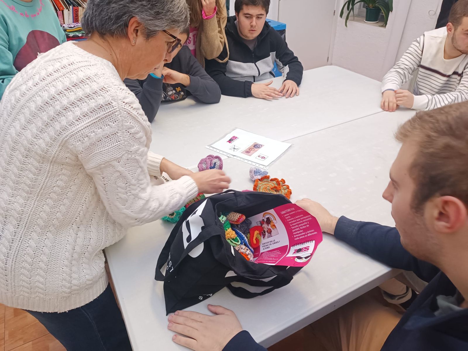 La Asociación ZOES entrega juegos hiperbólicos y manguitos tejidos a ganchillo con lana a entidades sociales de Salamanca