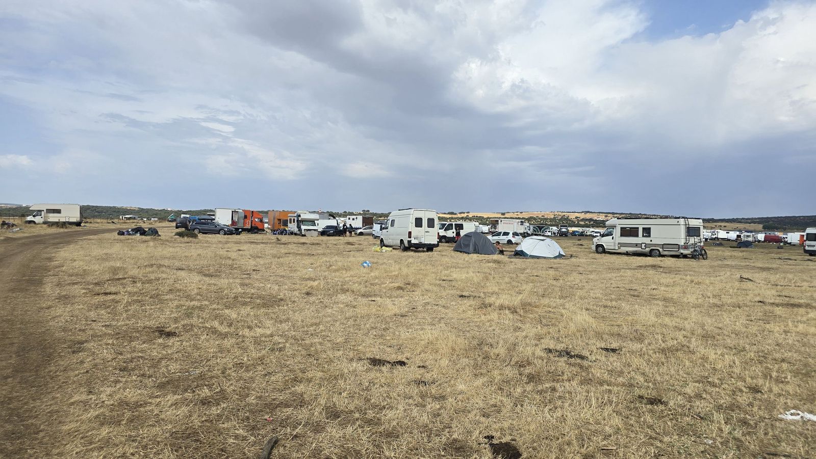 Últimas personas en abandonar la rave junto al embalse de Santa Teresa